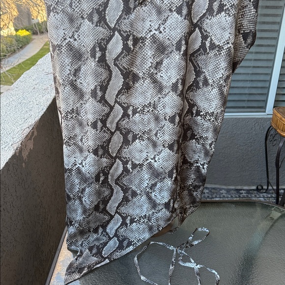 ORTTU, large,Snake Print asymmetrical Shirt for Men - Picture 10 of 12